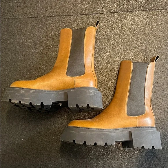 Sportmax Tan Leather Chelsea Lug Boots with Black Elastic - Picture 3 of 10